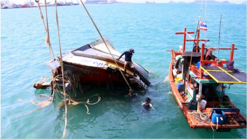 海军助打捞沉没渔船 寻获4船员尸体