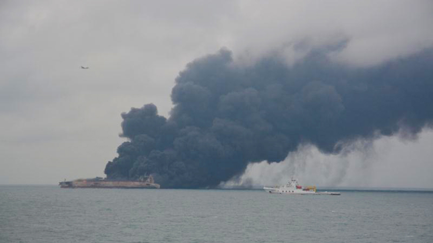 巴拿马籍油船在东海海域碰撞起火