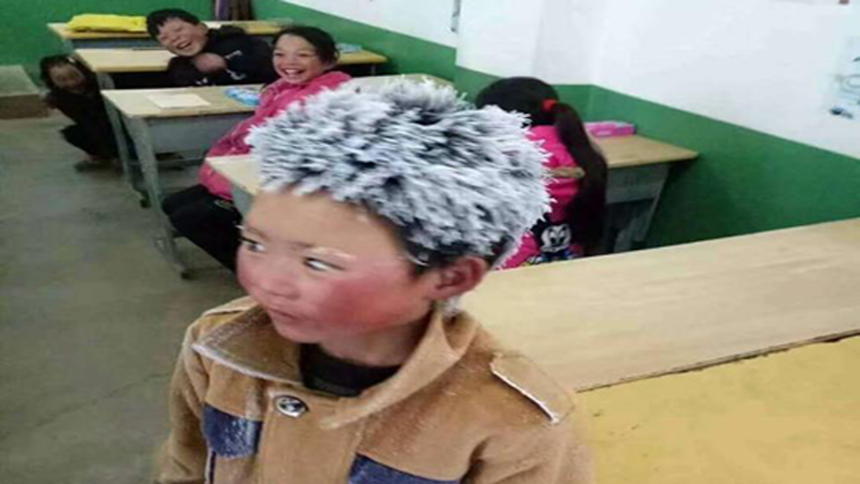 男孩寒冬步行4.5公里上学到校时头顶“冰花”