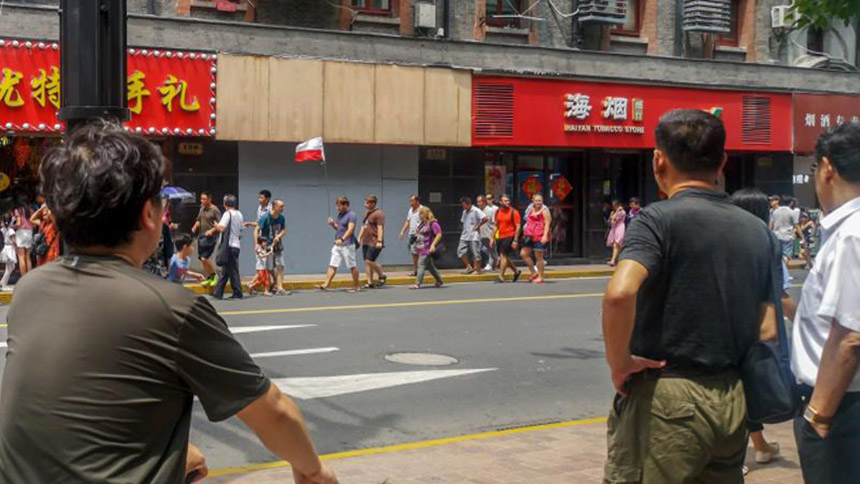 上海一商店招牌脱落致3死6伤