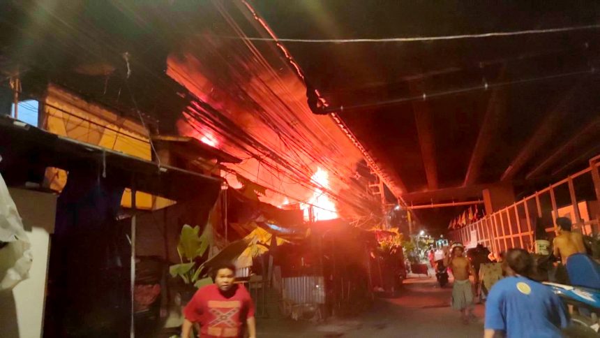曼谷拉玛三路民房突发大火 幸无人伤亡