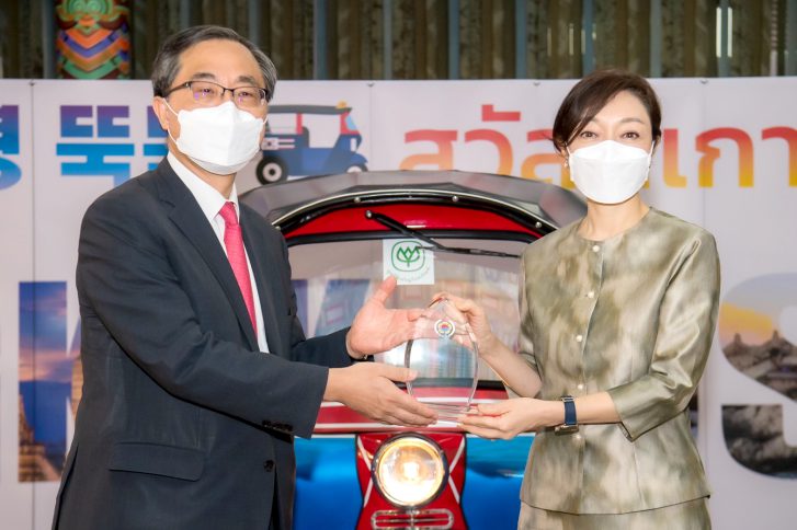 正大基金会向韩国大使馆捐赠“嘟嘟车”