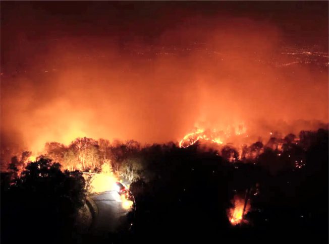 清莱府山火蔓延 二十余名青年奋力救火