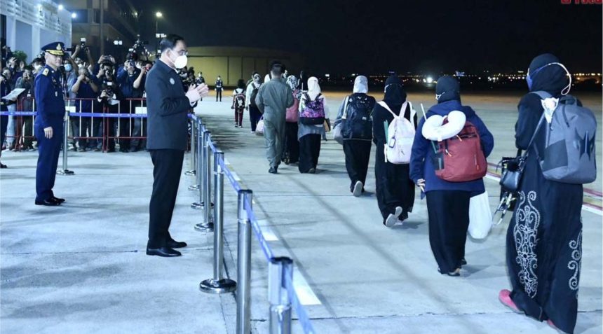 巴育总理迎接78名首批从苏丹撤离泰侨