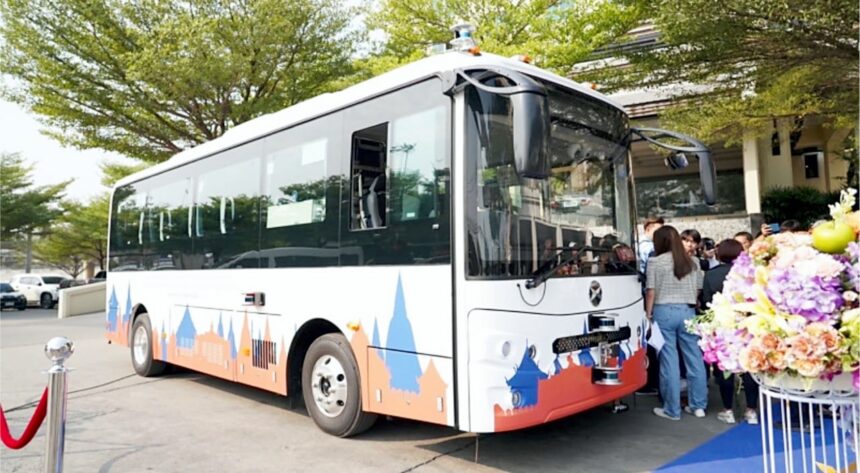 泰国首辆无人驾驶电动巴士投入使用