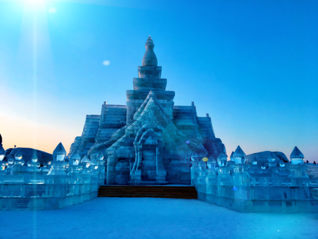“冰雪盛典：哈尔滨迎来亚洲冬季运动会” เทศกาลน้ำแข็งและหิมะ: ฮาร์บินต้อนรับเอเชียนเกมส์ฤดูหนาว”